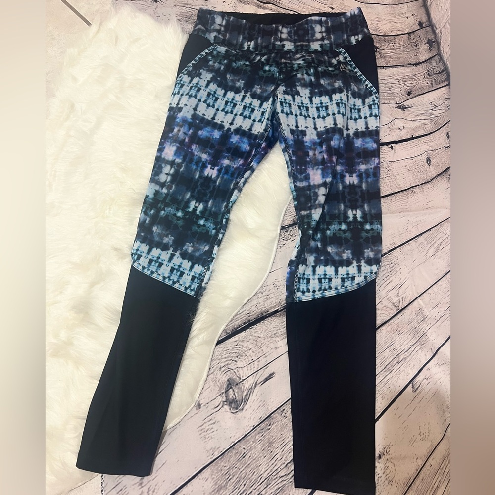 Great condition RBX leggings in a mosaic blue with color block bottoms.